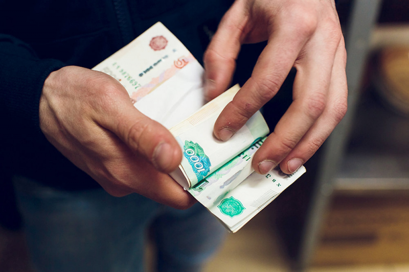 Кто зарабатывает больше 100 тысяч рублей в месяц, не выходя из дома