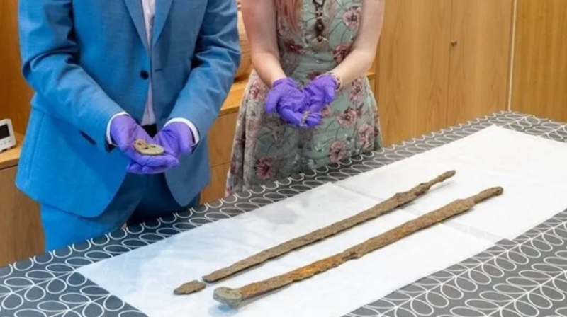 Рідкісна удача. У Великій Британії археолог-аматор знайшов два давньоримські мечі